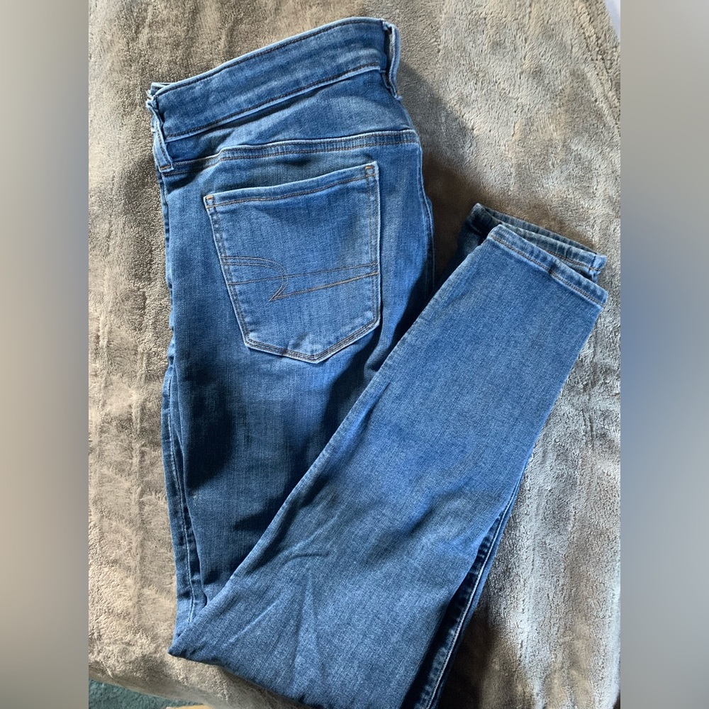 AE women’s skinny medium wash jeans